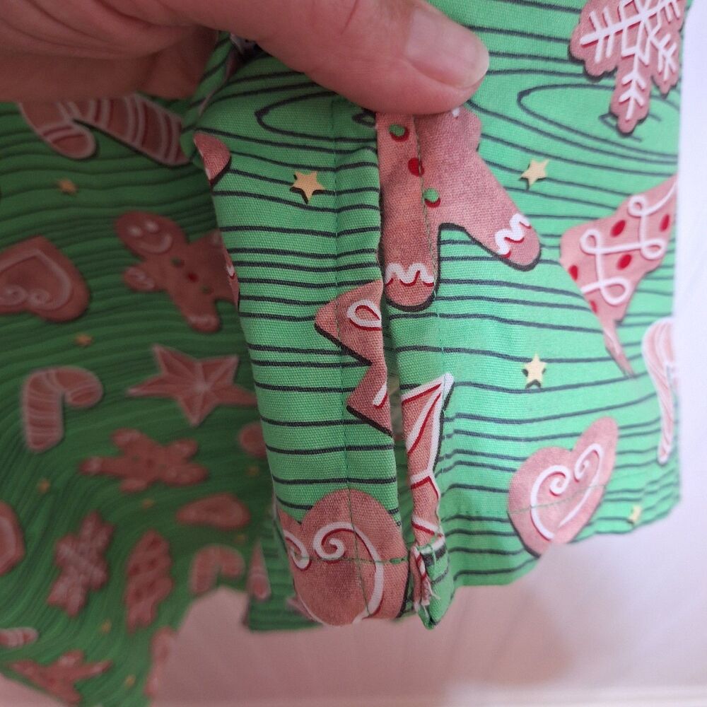 UA‎ Scrubs Womens 4X Gingerbread Gecko Scrub Top Green V Neck Medical Holiday - Picture 8 of 10